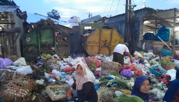 Warga Keluhkan Tumpukan Sampah di Pasar Rembang