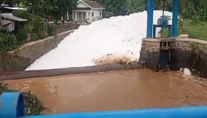 Sungai di Margorejo Dipenuhi Limbah Busa, Ini Respon DLH Pati