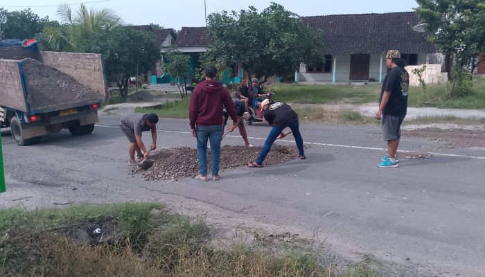 Jalan Pamotan-Celangapan Rusak Parah, Lindu Aji Rembang Inisiatif Tambal Lubang Jalan