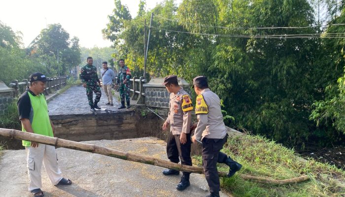Jembatan di Pelemgede Pucakwangi Ambrol, Akses Warga Terputus