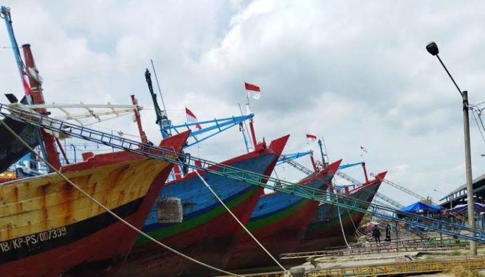 Kapal Nelayan Pati Belum Bisa Berlabuh ke Daratan Akibat Cuaca Ekstrem