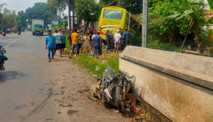 Bus Tabrak Motor dan Rumah Warga di Jalan Pati-Tayu, Satu Korban Tewas