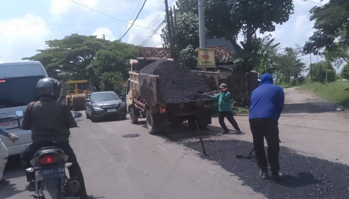 Pemkab Rembang Tambal Jalan Clangapan-Pamotan, Ini Respon Masyarakat