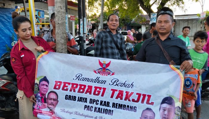 Jadi Momen Kebersamaan, GRIB JAYA Rembang Bagi-Bagi Takjil kepada Masyarakat
