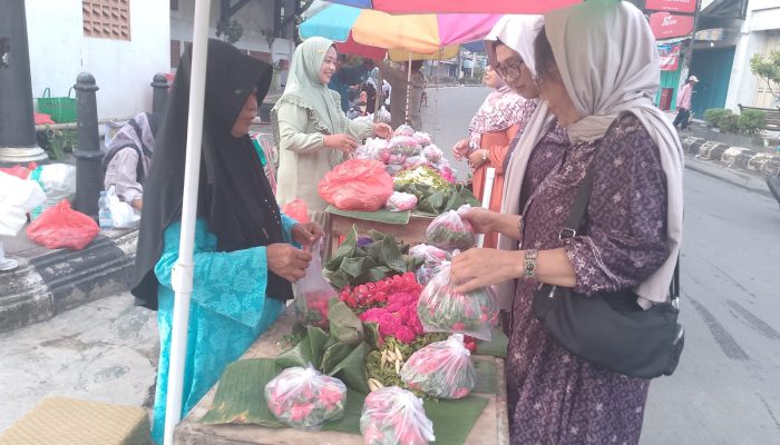 Momen Idulfitri, Penjual Kembang Padati Alun-alun Lasem