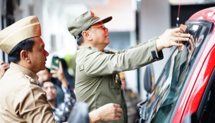Pimpin Peringatan HUT Damkar, Bupati Pati Resmikan Tiga Mobil Pemadam Kebakaran 