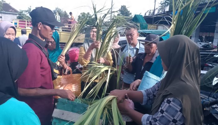 Jelang Kupatan, Ini Harga Janur di Pasar Pamotan Rembang
