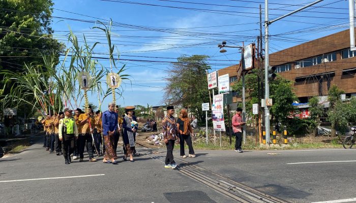 PG Rendeng Kembali Gelar Tradisi Gantingi, Arak Pasangan Pengantin Tebu