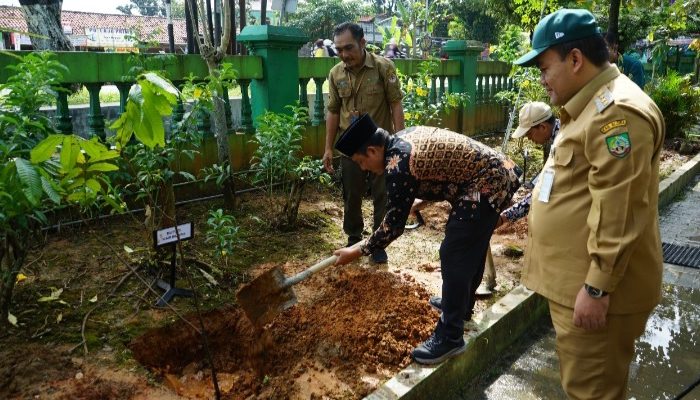 Peringati Hari Bumi, Kemenag Blora Tanam Pohon di MAN  Blora