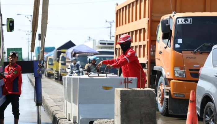 Atasi Kemacetan Akibat Rob, Pemerintah Pasang Pembatas Beton di Jalan Semarang-Sayung