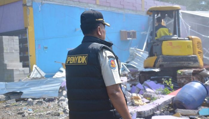 Satpol PP Batang Bongkar Puluhan Kafe dan Karaoke di Pantai Sigandu