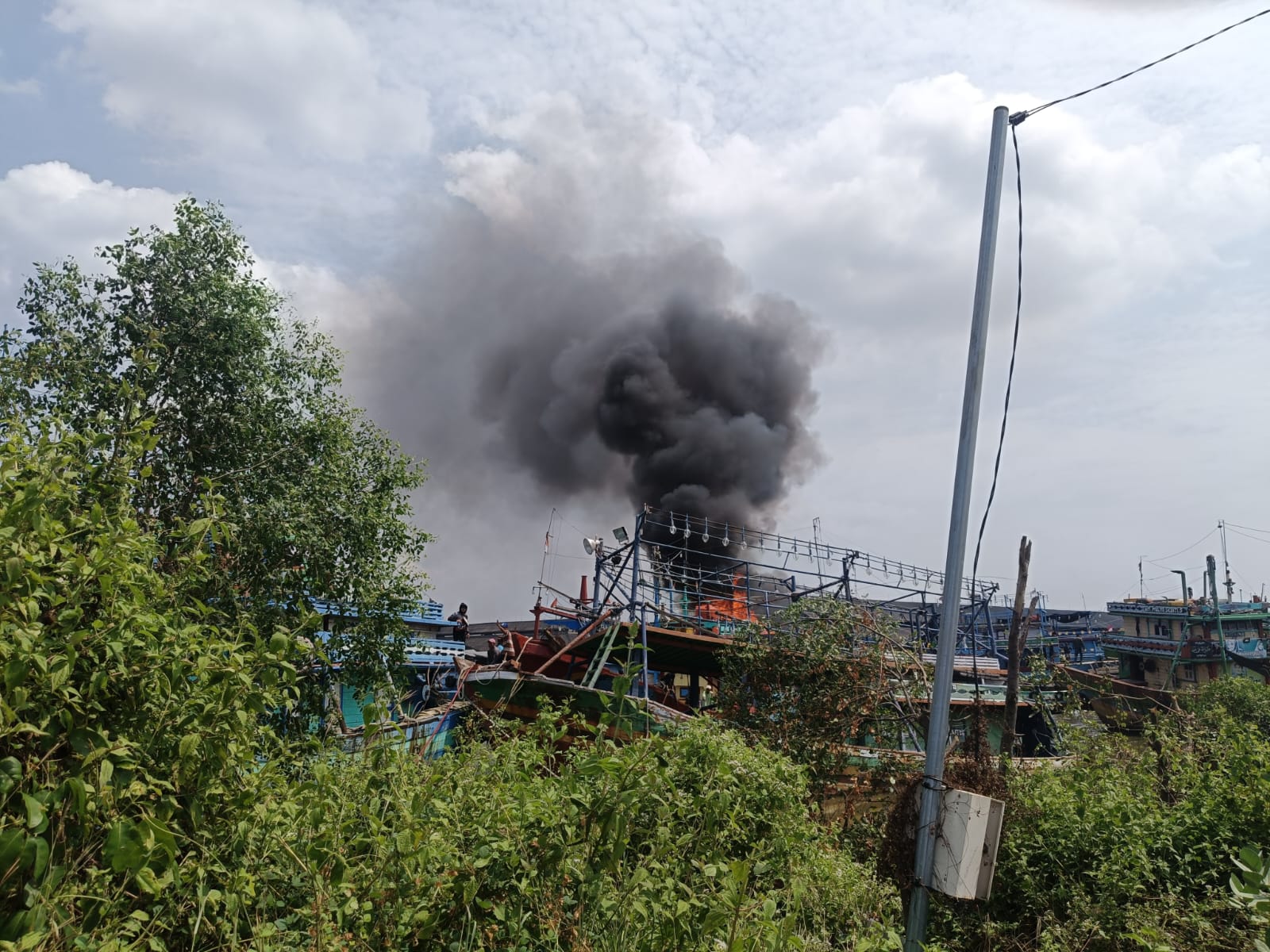 Kapal Nelayan Terbakar di Sungai Silugonggo