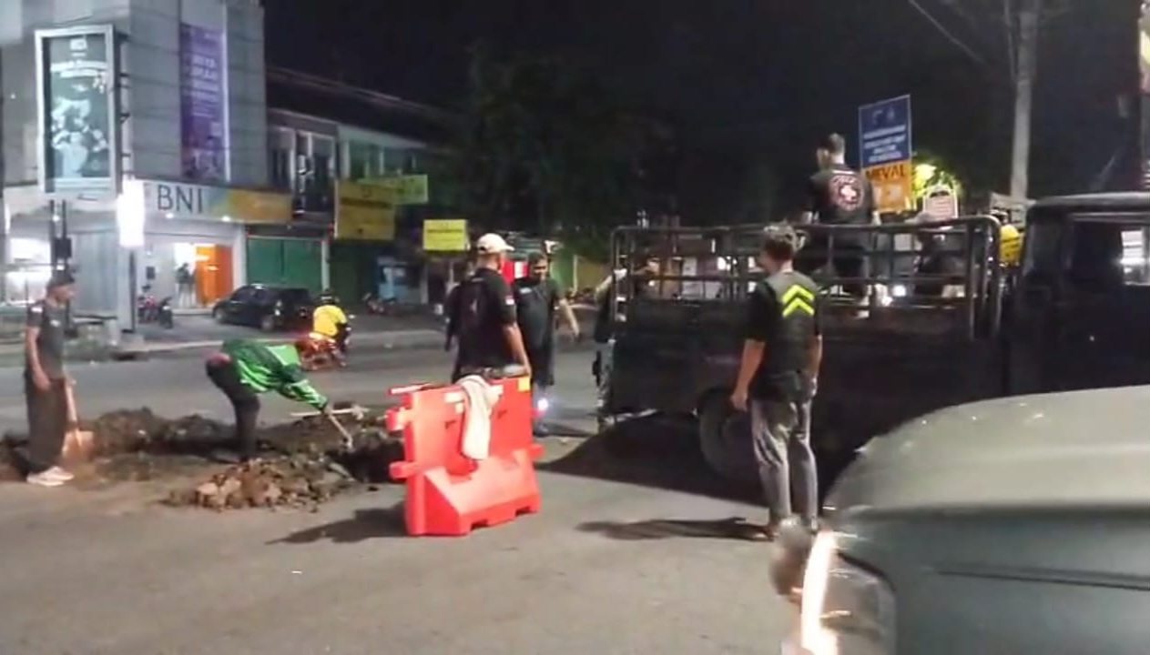 Viral Relawan Perbaiki Jalan Rusak di Kalipancur, Ini Respon DPU Kota Semarang