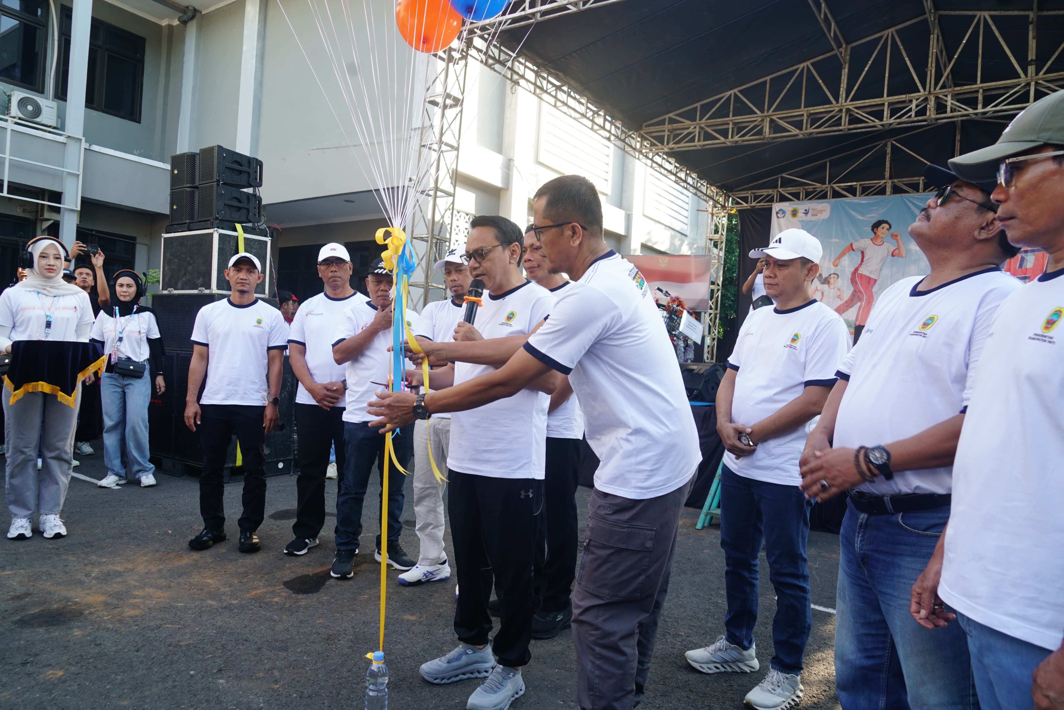 Ribuan Peserta Ikuti Jalan Santai Hardiknas di Kabupaten Pati