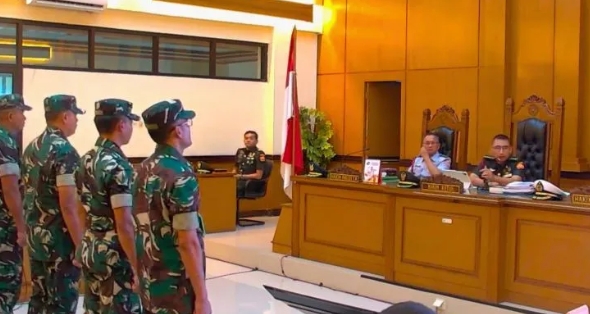 Empat Prajurit TNI Dituntut 2,5 Tahun Penjara dalam Kasus Penyiraman Air Keras