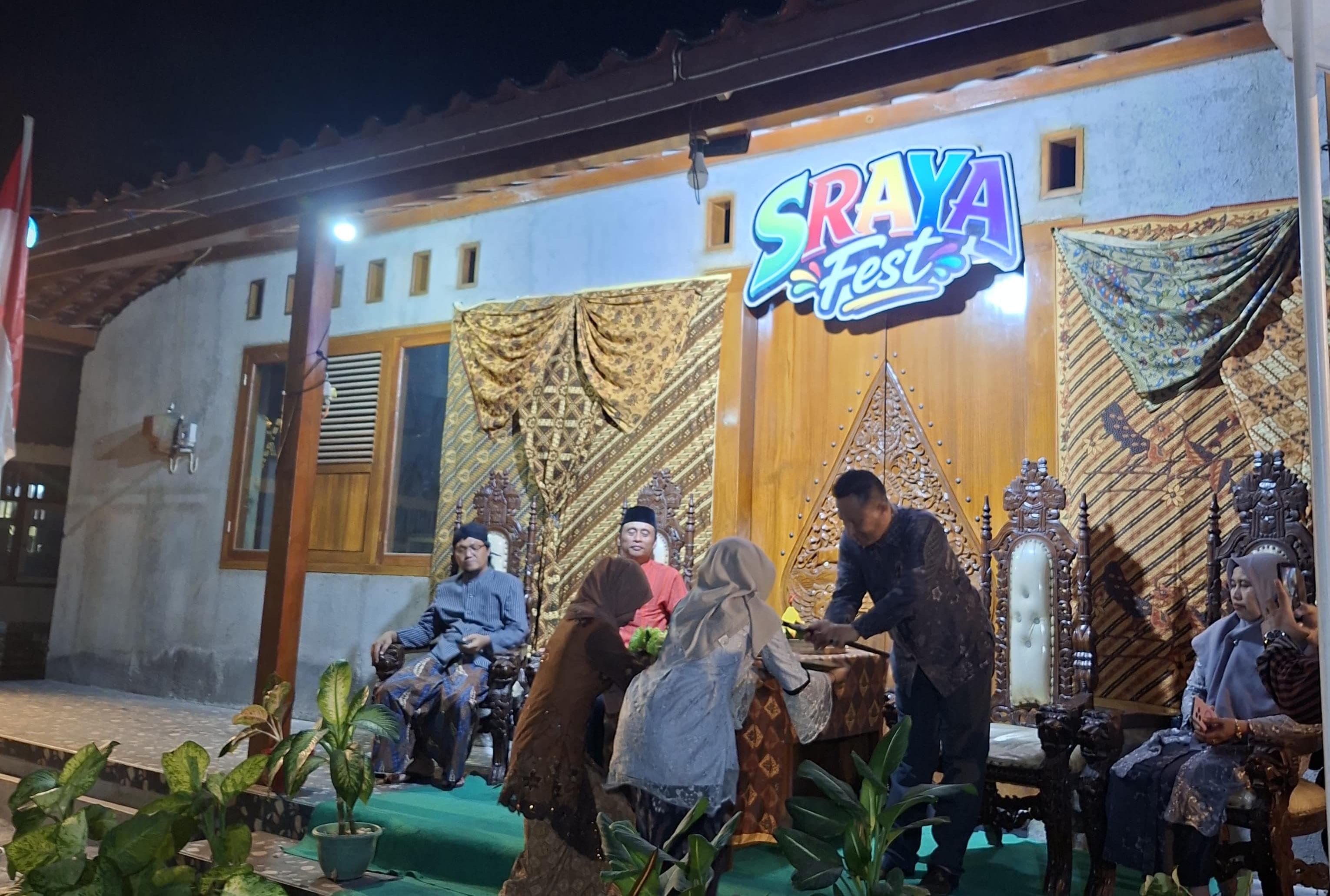 Meriah! Penancapan Keris Resmi Buka Rangkaian HUT ke-81 Kemerdekaan RI di Desa Slungkep